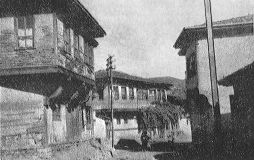 Bedîüzzaman Said Nursî’nin Kastamonu’da sekiz sene karakolun göz hapsi altında ikamete mecbur edildiği ev (solda) ve karşısında polis karakolu (sağda)